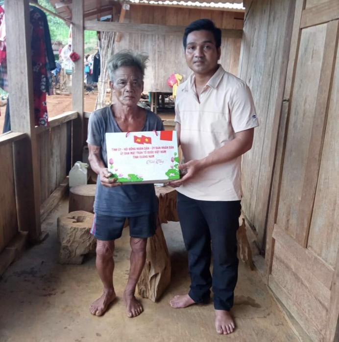 Ban Thường Trực UBMTTQVN xã Trà Mai thăm, tặng quà cho các hộ chính sách.