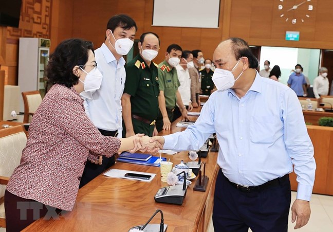 Chủ tịch nước Nguyễn Xuân Phúc bắt tay thăm hỏi Chủ tịch Ủy ban MTTQ Việt Nam thành phố Hồ Chí Minh Tô Thị Bích Châu. Ảnh: Thống Nhất/TTXVN