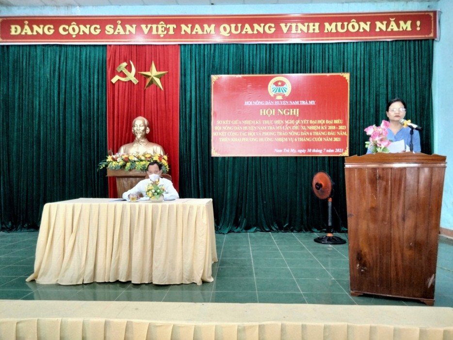 Đ/c Phùng Thị Thương - Phó Bí thư Thường trực Huyện ủy phát biểu chỉ đạo tại Hội nghị