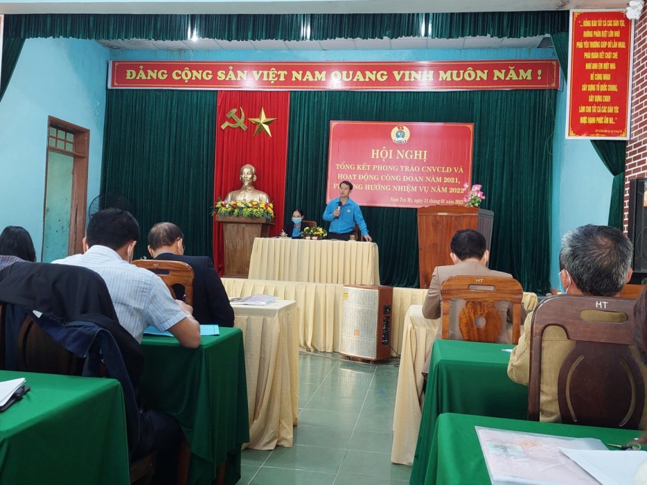 Đồng chí Nguyễn Mạnh Tài - HUV, Chủ tịch LĐLĐ huyện chủ trì hội nghị.