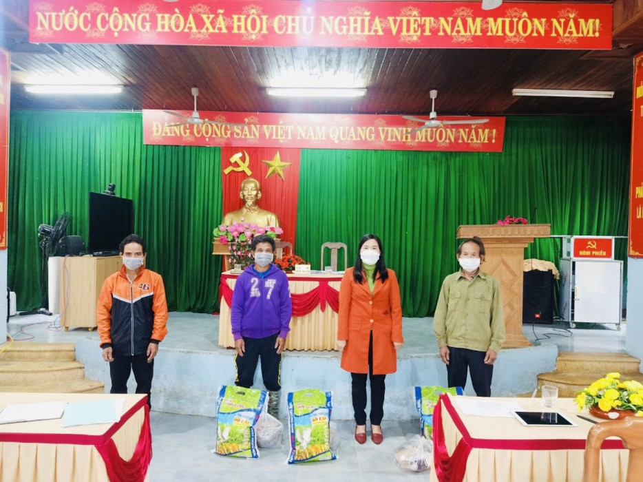 Đồng chí Nguyễn Thị Huệ - UVBTV, Trưởng Ban Dân vận - Chủ tịch UBMTTQVN huyện tặng quà người uy tín năm 2021