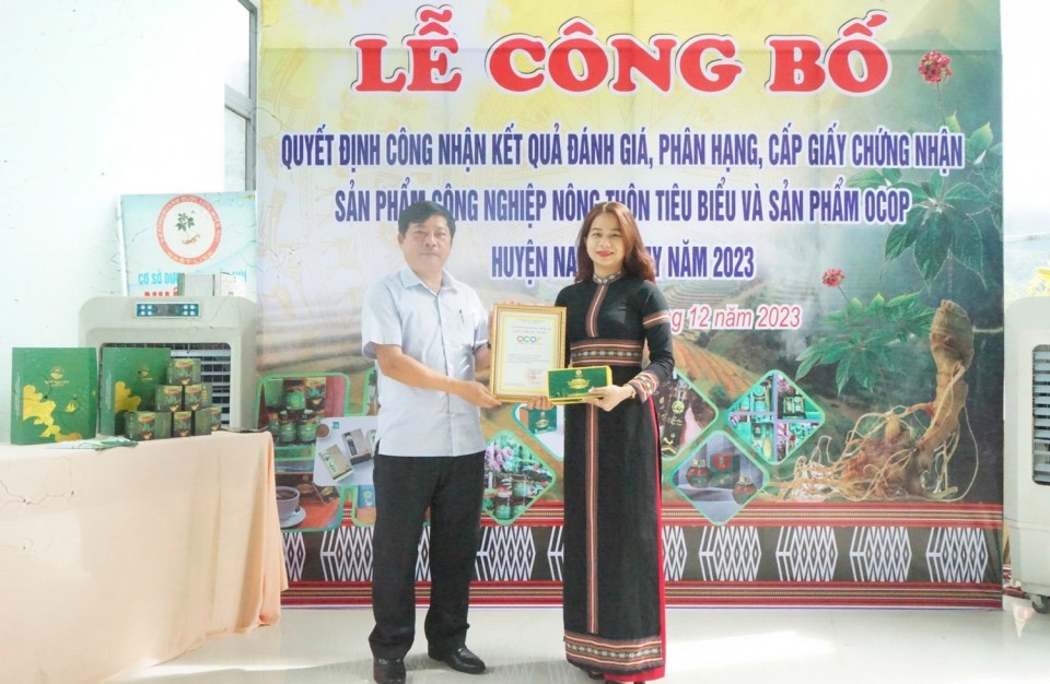 Lãnh đạo UBND huyện Nam Trà My trao chứng nhận sản phẩm OCOP 3 sao cho chủ thể. Ảnh: PHÚ THIỆN
