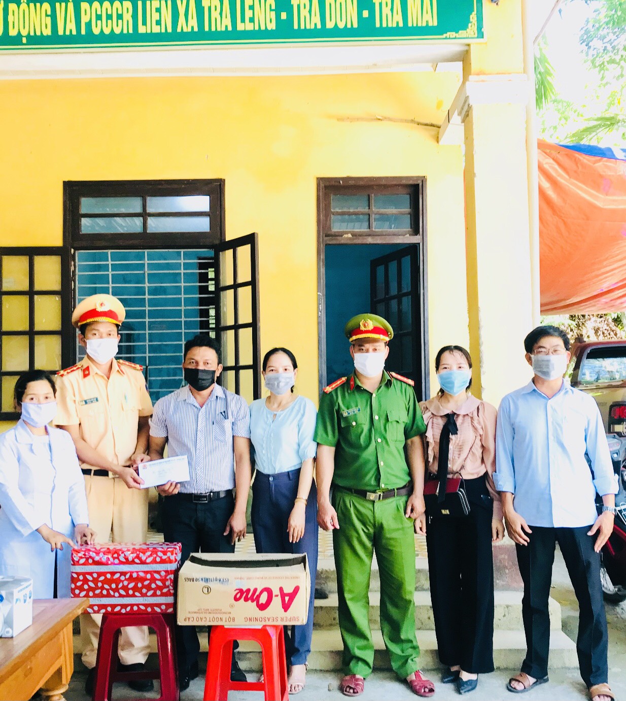Đồng chí Nguyễn Văn Bình, HUV - Phó Chủ tịch Thường trực UBMTTQVN huyện thăm và tặng quà chốt trực tại xã TRà Dơn, huyện Nam Trà My