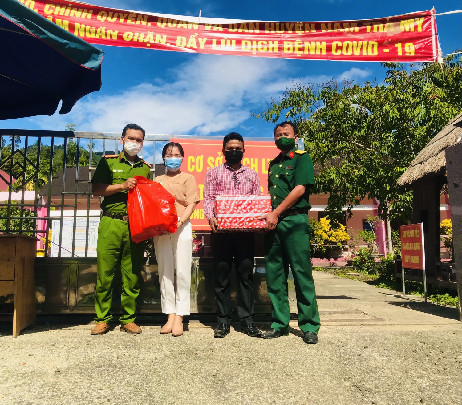 Đồng chí Nguyễn Văn Bình, HUV, Phó Chủ tịch Thường trực UBMTTQVN huyện tặng quà cho các cán bộ, chiến sỹ tại khu cách ly