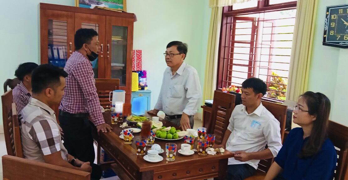 Đồng chí Nguyễn Văn Bình, HUV - Phó Chủ tịch Thường trực UBMTTQVN huyện chúc mừng ngày truyền thống ngành Tuyên giáo