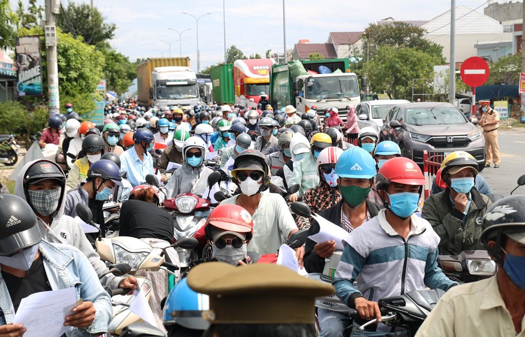 Ngày 22/7, người dân Quảng Nam vội rời Đà Nẵng về quê gây ra cảnh ùn tắc kéo dài gần 1 km tại chốt kiểm soát dịch giáp ranh giữa hai địa phương này.ẢNH: NAM THỊNH