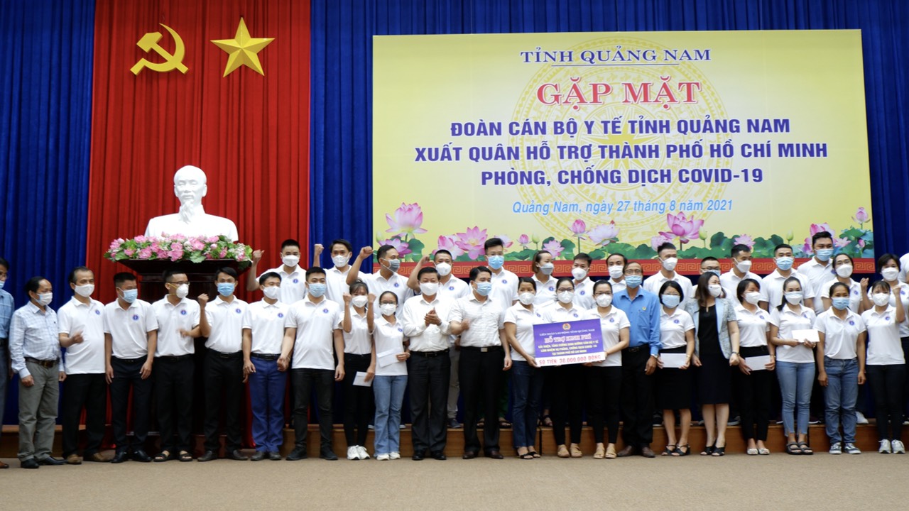 Động viên, tặng quà và tiễn 30 cán bộ y tế tỉnh Quảng Nam tham gia công tác phòng, chống dịch Covid - 19 tại thành phố Hồ Chí Minh