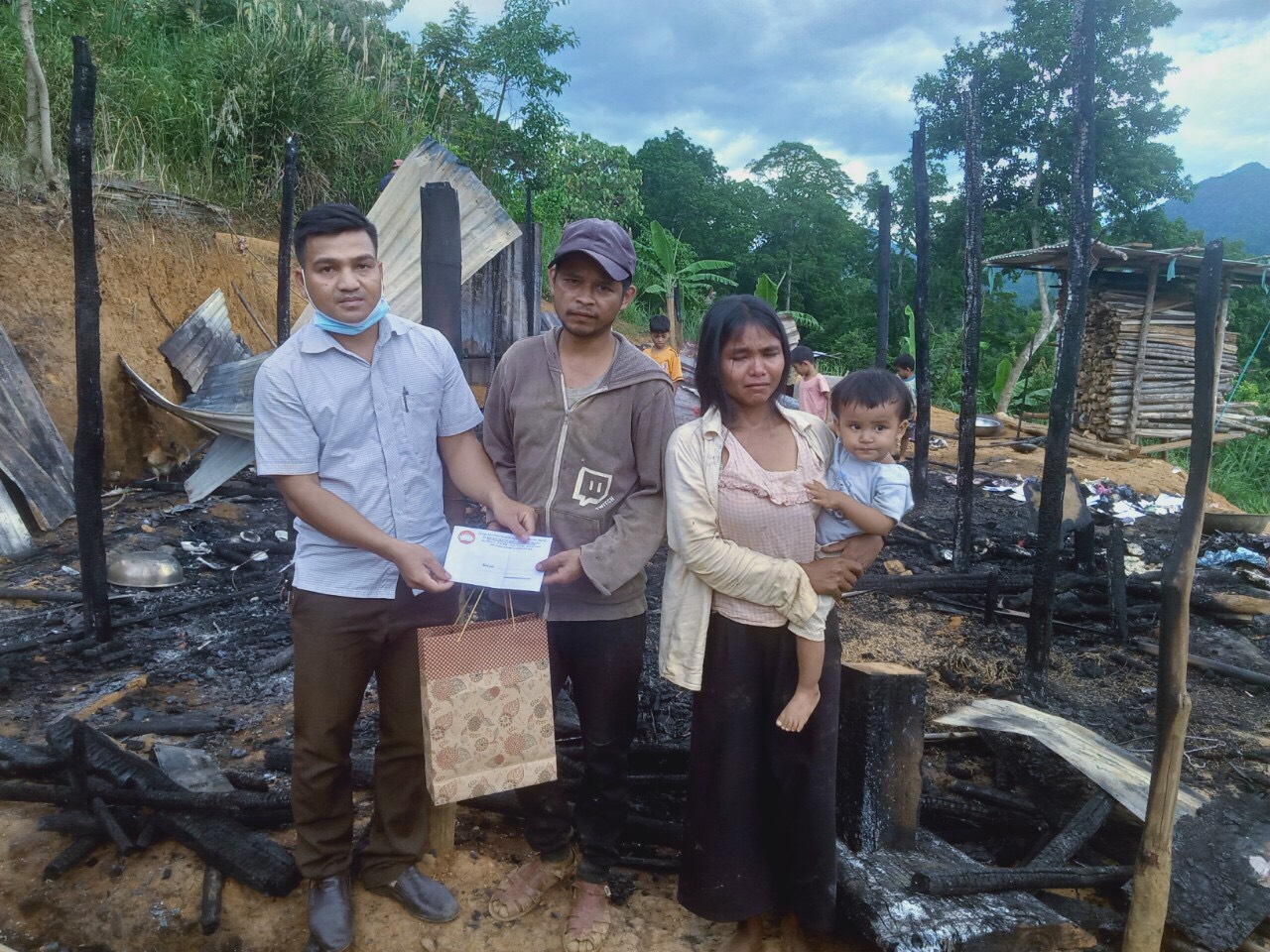Đồng chí Nguyễn Văn Quận, Chủ tịch Uỷ ban MTTQVN xã Trà Mai đã tới thăm hỏi, động viên hộ gia đình bị hỏa hoạn cháy nhà ở thôn 03 xã Trà Mai, huyện Nam Trà My.