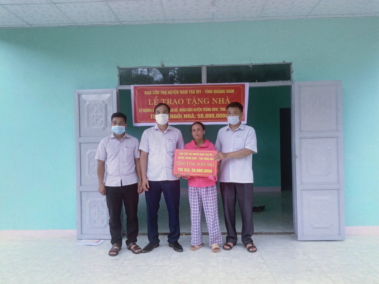 Lãnh đạo UBMTTQVN huyện và lãnh đạo UBND&UBMTTQVN xã Trà Mai trao tặng nhà cho hộ nghèo hộ bà Hồ Thị Hạ thôn 2 xã Trà Mai, huyện Nam Trà My