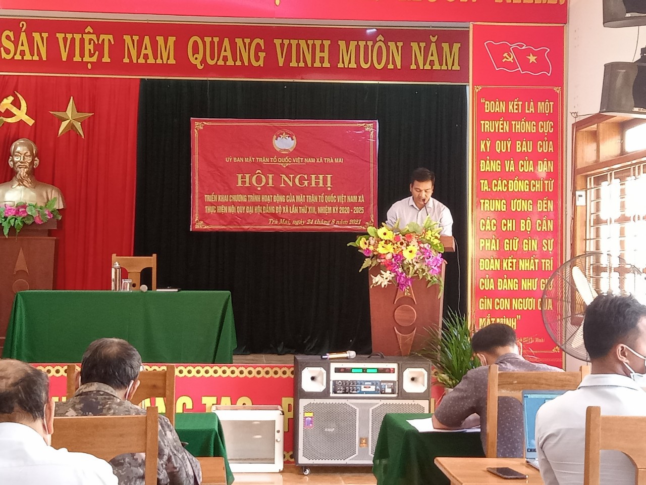 Đồng chí Nguyễn Văn Quận - Đảng ủy viên, Chủ tich UBMTTQVN xã phát biểu khai mạc hội nghị