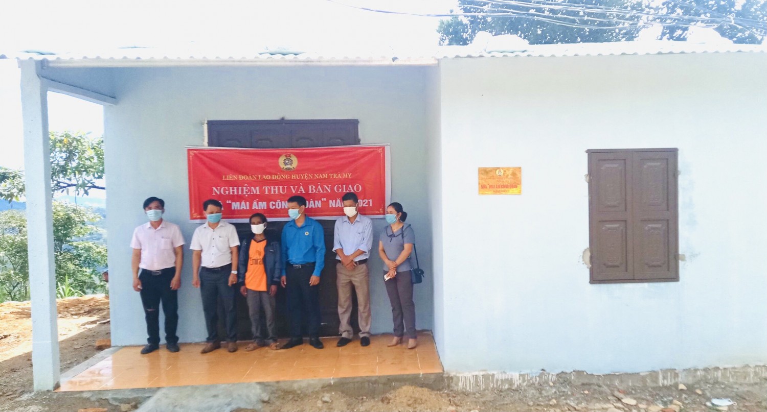 Đồng chí Nguyễn Mạnh Tài - HUV, Chủ tịch LĐLĐ huyện bàn giao nhà cho gia đình đoàn viên Hồ Văn Tiến