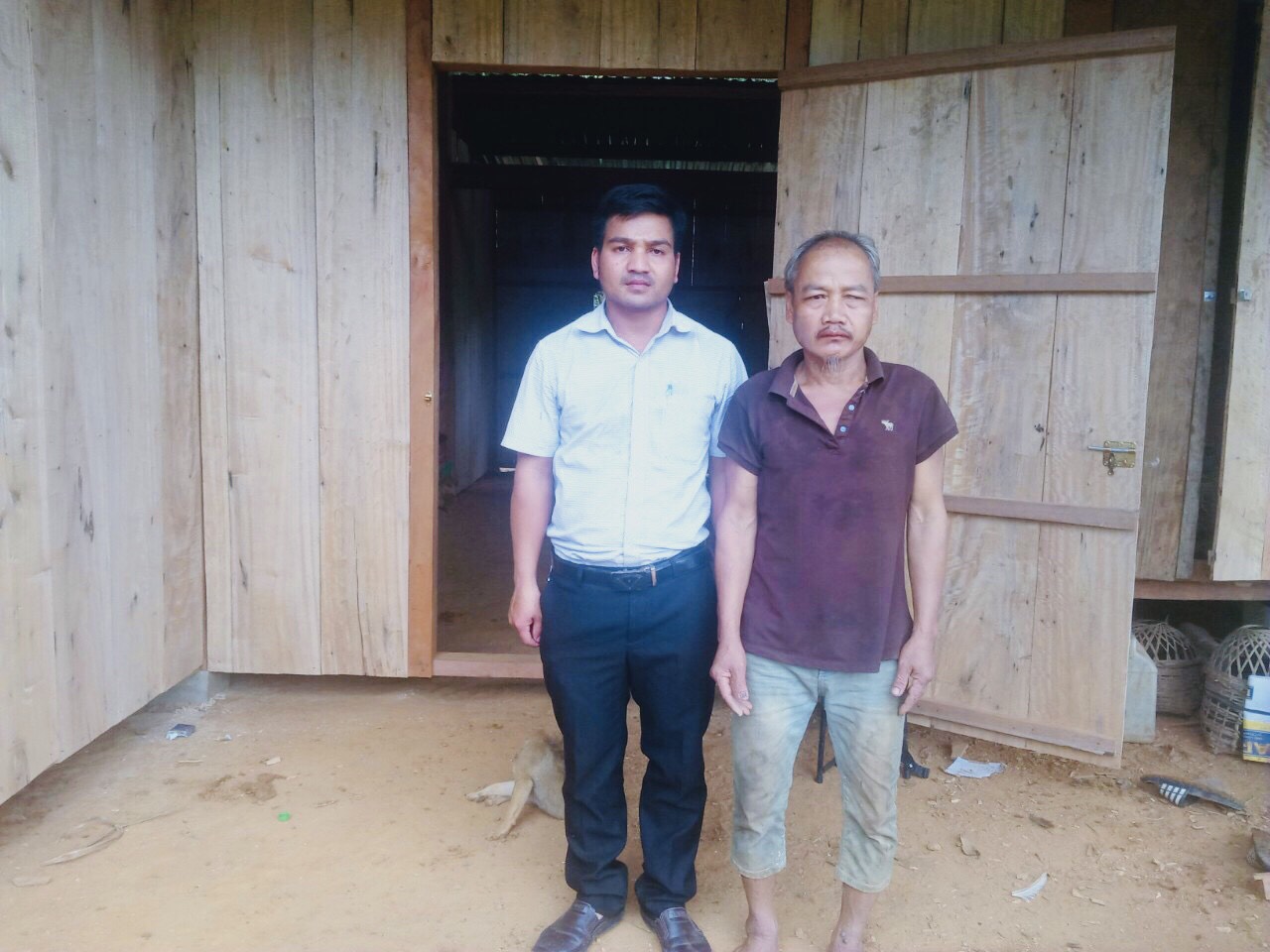 Đồng chí Nguyễn Văn Quận - Đảng ủy viên, Chủ tich UBMTTQVN xã bàn giao nhà cho hộ dân bị thiệt do bão năm 2020 gây ra