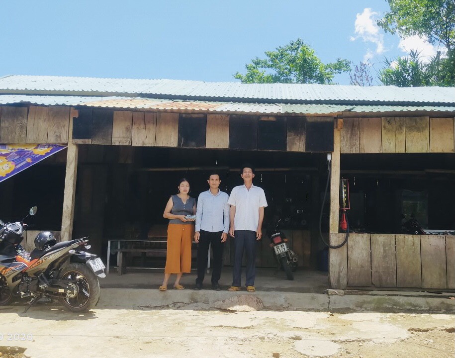 Địa diện lãnh đạo UBMTTQVN xã Trà Cang nhiệm thu và bàn giao nhà cho hộ ông Phạm Ngọc Hợi