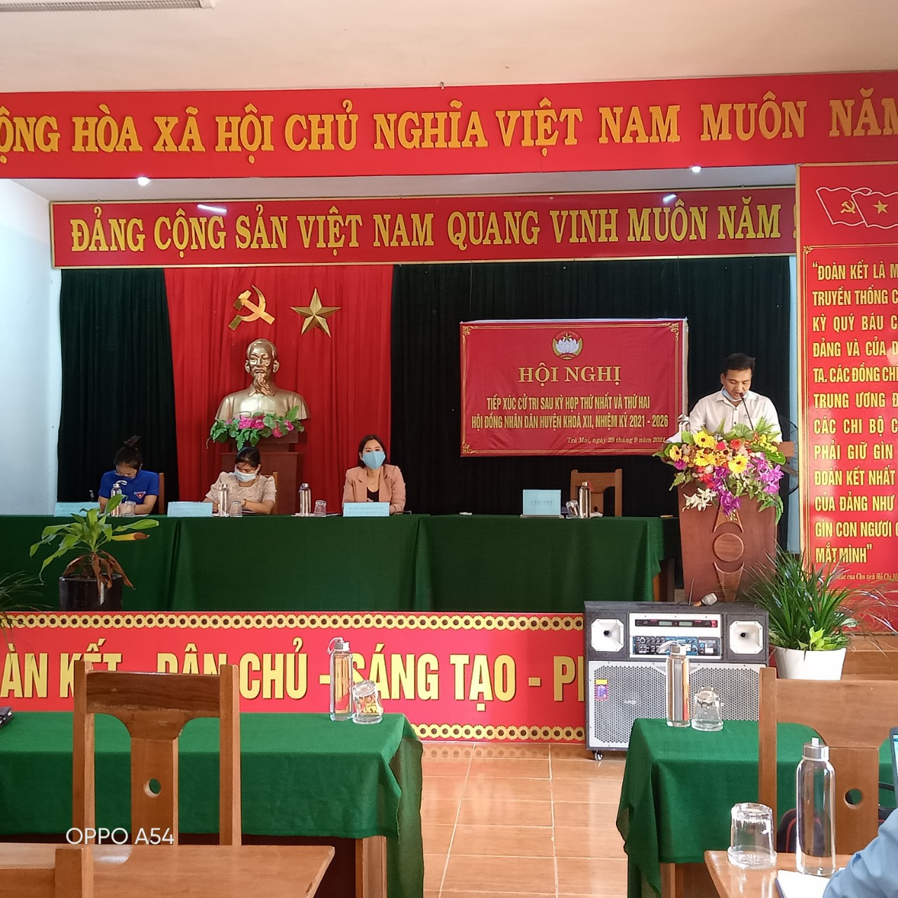 Đồng chí Nguyễn Văn Quận - Chủ tịch UBMTTQVN xã Trà Mai chủ trì hội nghị tiếp xúc cử tri .
