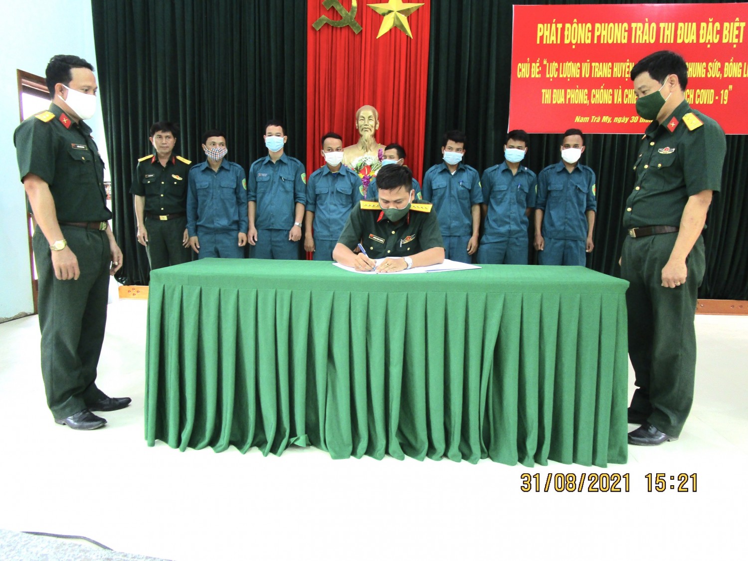 Trung tá: Đặng Ngọc Toàn - Phó Chỉ huy, tham mưu trưởng và Trung tá Trần Văn Tám - Chính trị viên phó, chứng kiến ký kết giao ước thi đua năm 2021