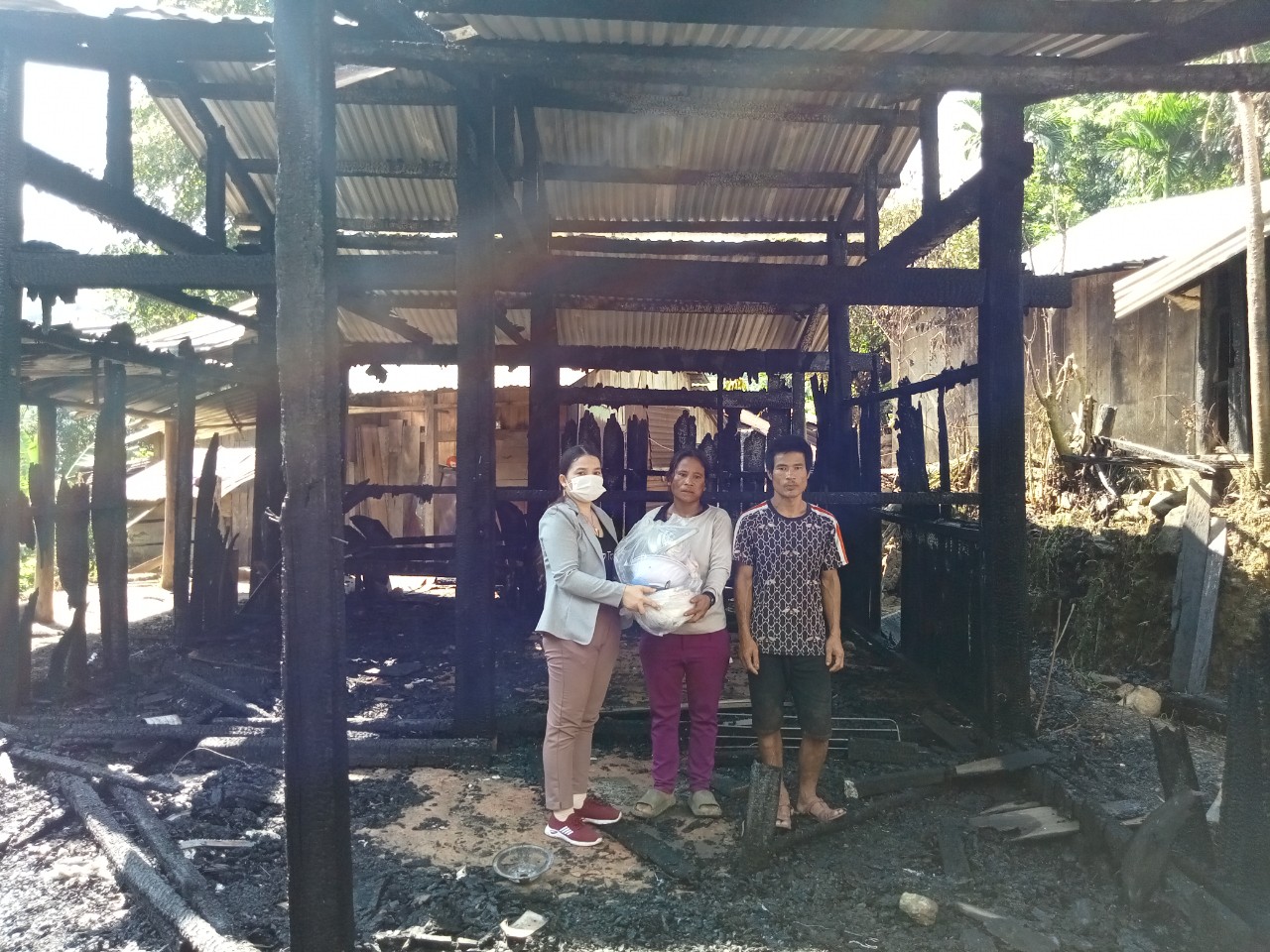 Đồng chí Hồ Thị Huyền - UVBTV Đảng ủy - Chủ tịch Uỷ ban MTTQ xã Trà Dơn đã tới thăm hỏi, động viên hộ gia đình bị hỏa hoạn .
