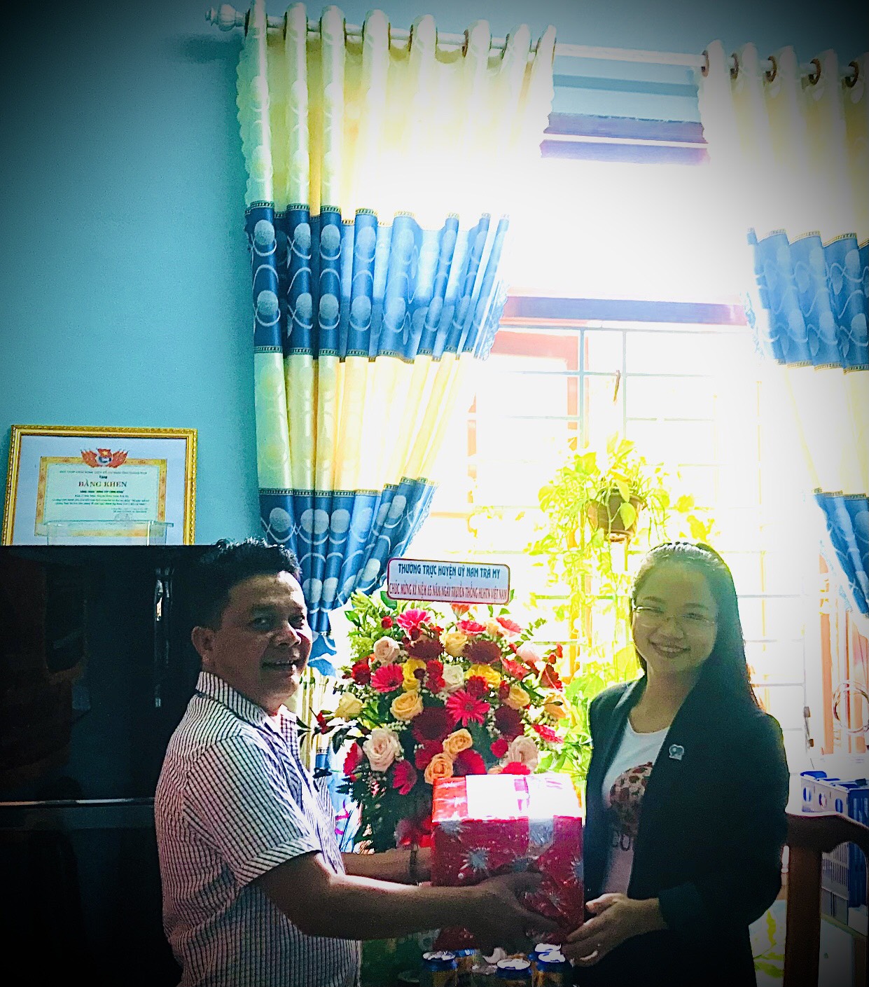 Đồng chí Nguyễn Văn Bình - HUV, Phó Chủ Tịch thường trực UBMTTQVN thăm chúc mừng Thường trực Hội LHTNVN huyện