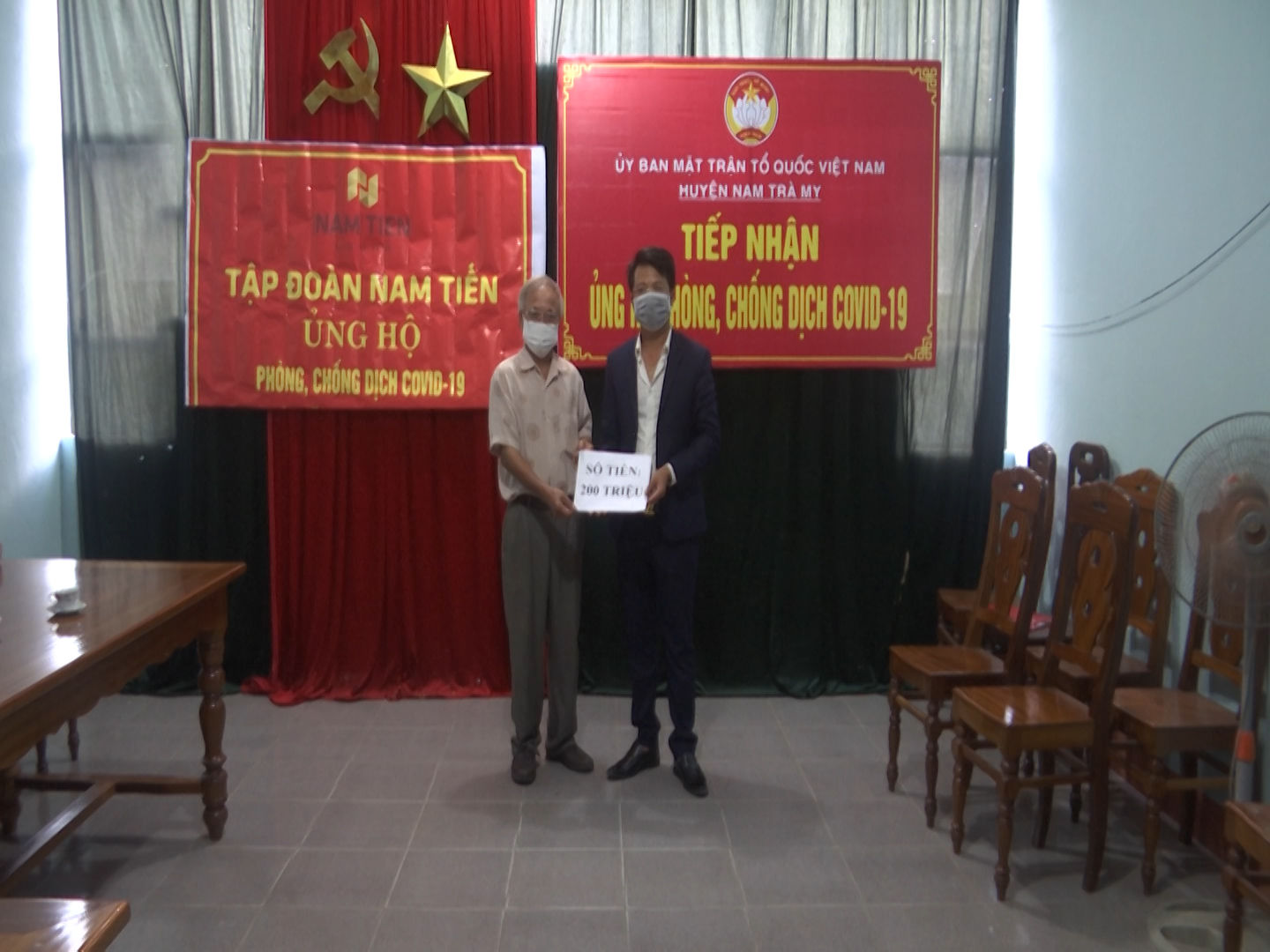 Đồng chí Nguyễn Tấn Hùng - PCT UBMTTQVN huyện tiếp nhận ủng hộ từ doanh nghiệp