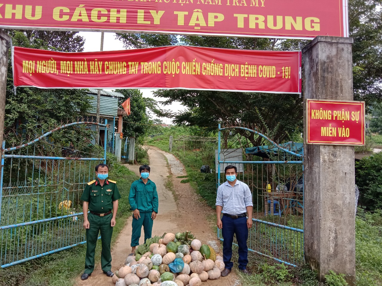 Đồng chí Nguyễn Văn Quận - UVBTV Đảng ủy - Chủ tịch Uỷ ban MTTQ xã Trà Mai hỗ trợ 600kg, rau, củ, quả, cho khu cách ly tập trung tại trạm nông nghiệp.