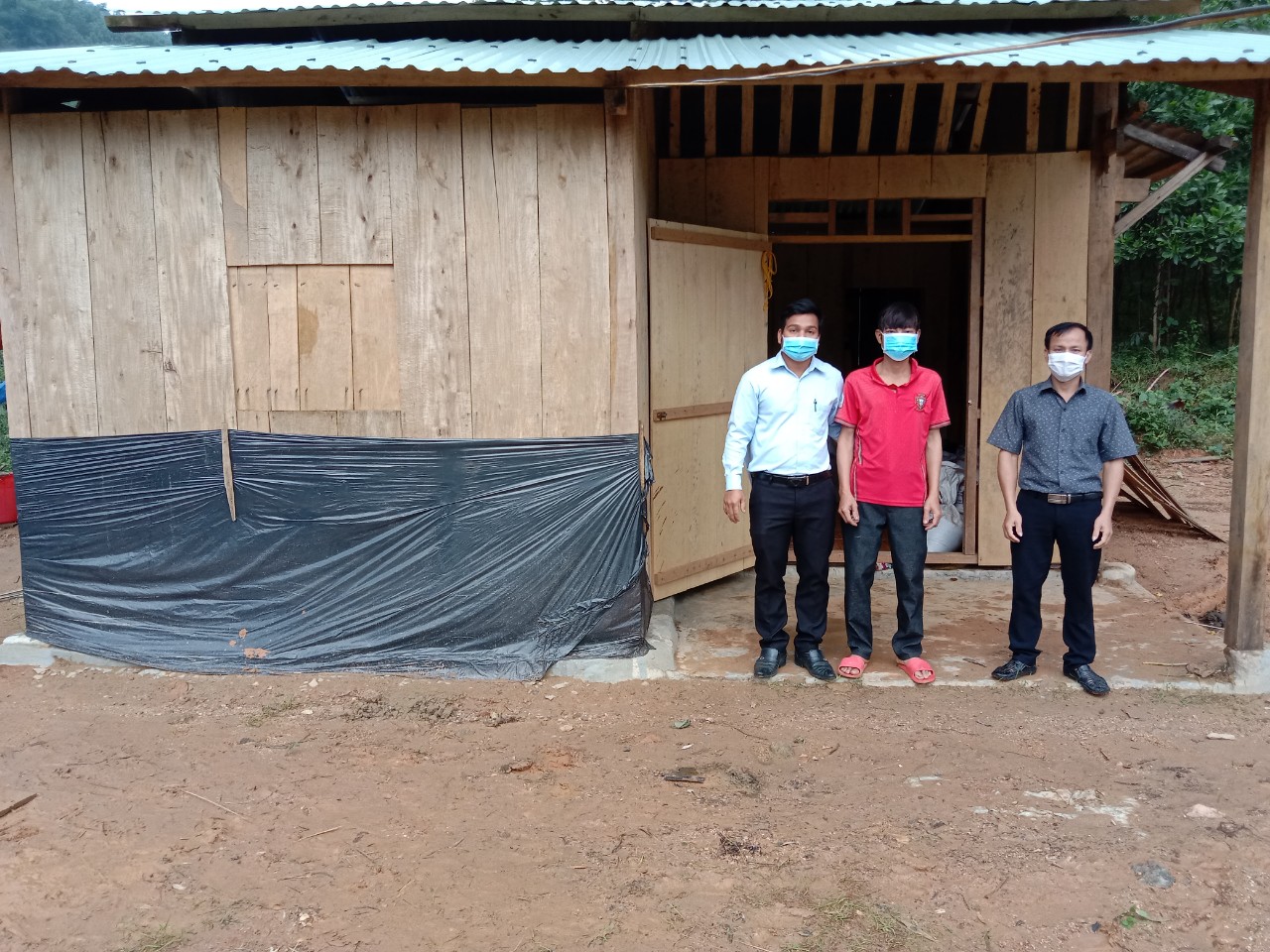 Đồng chí Nguyễn Văn Quận  -  ĐUV - Chủ tịch Ủy ban Mặt trận TQVN xã Trà Mai ( Áo trắng bên trái) nhiệm thu và bàn giao nhà cho các hộ