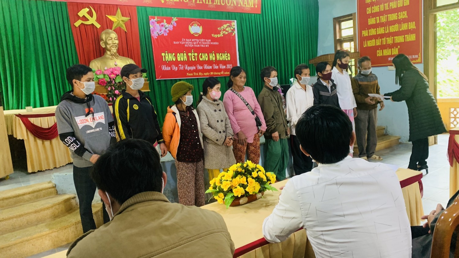 Đồng chí Nguyễn Thị Huệ - UVBTV, Trưởng Ban Dân vận, Chủ tịch UBMTTQ huyện ân cần thăm hỏi các hộ nghèo có  hoàn cảnh khó khăn trên địa bàn trên địa bàn xã Trà Vinh