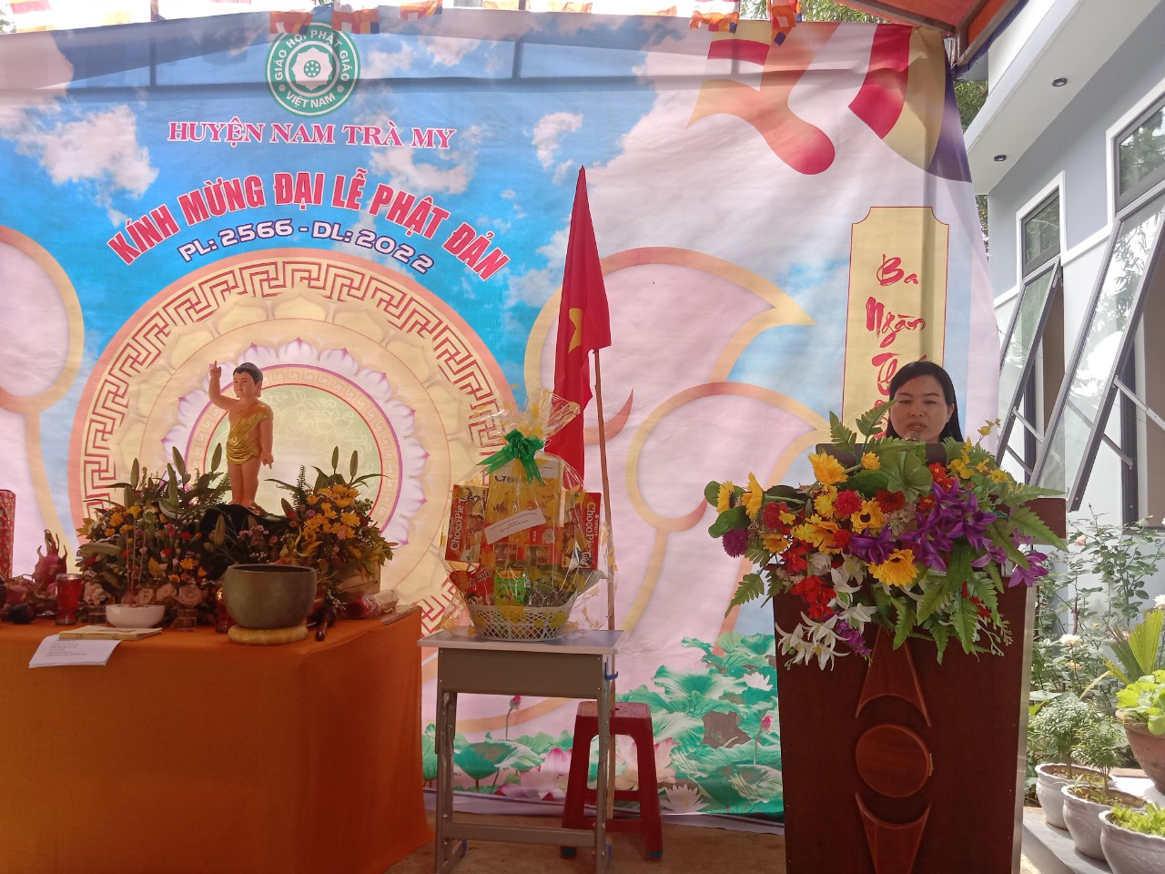 Đồng chí Nguyễn Thị Huệ - UVBTV, Trưởng Ban Dân vận - Chủ tịch UBMTTQVN huyện phát biểu tại buổi gặp mặt