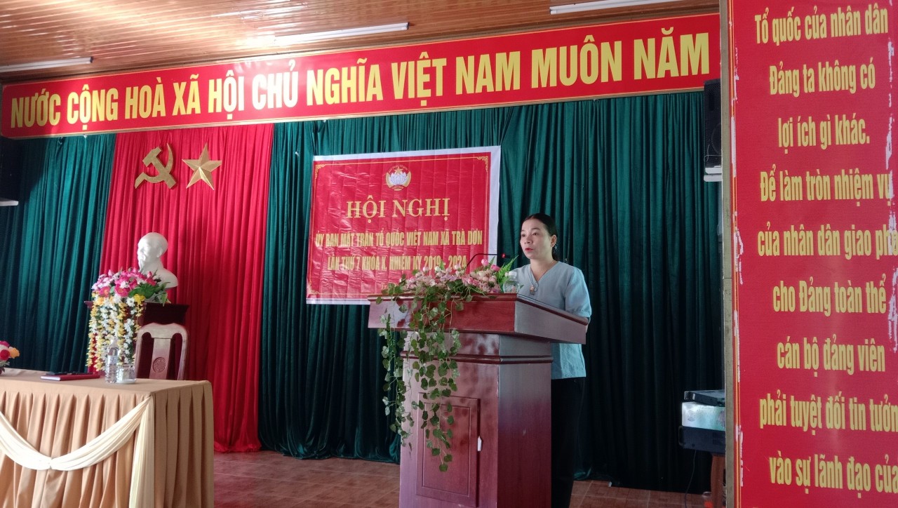 Đồng chí Hồ Thị Ngọc Huyền - Chủ tịch UBMTTQVN xã Trà Dơn phát biểu khai mạc hội nghị.