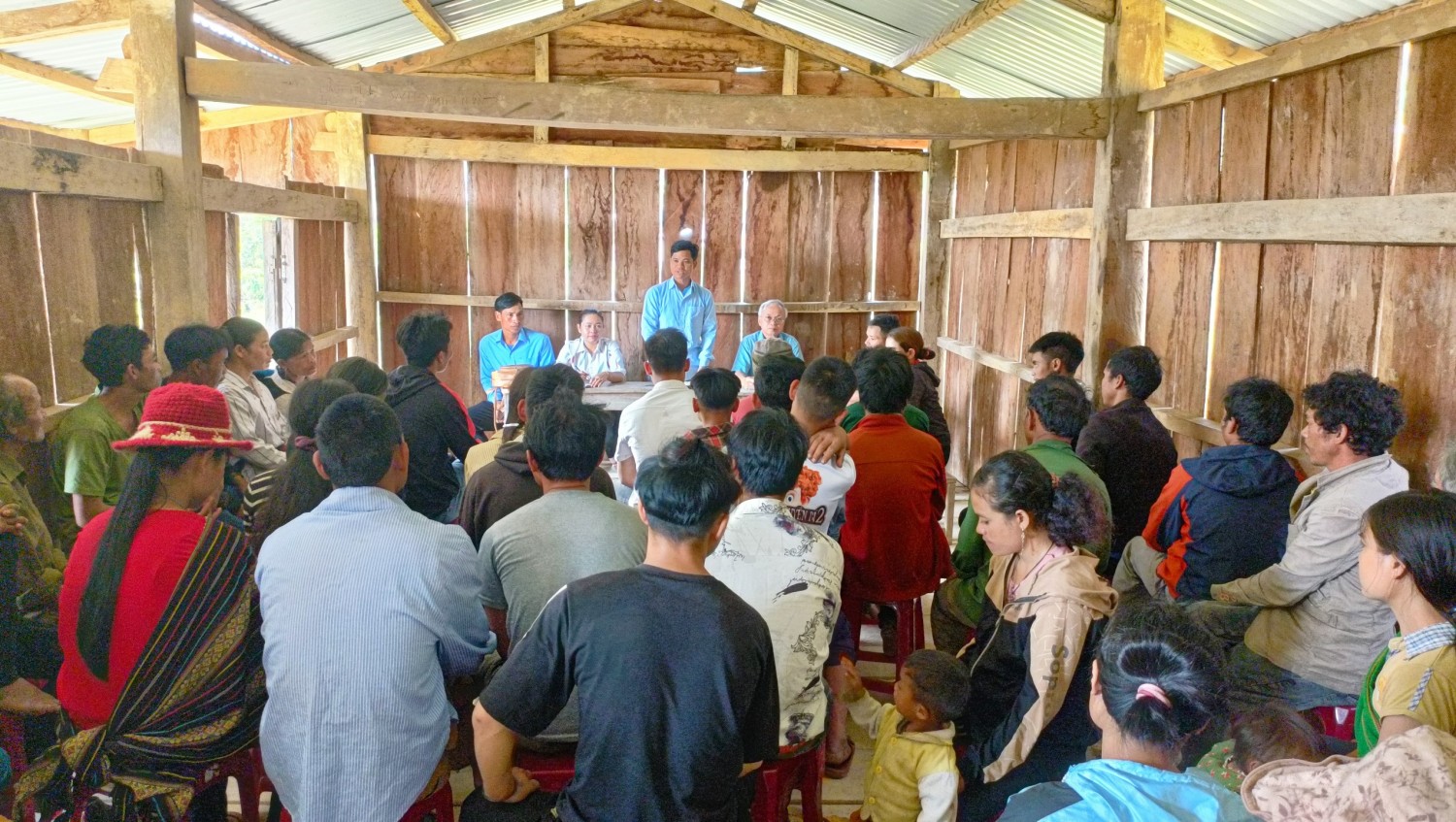 Quang cảnh cuộc họp với Nhân dân thôn 3 xã Trà Vinh, trao đổi, thông tin về công tác Môi trường