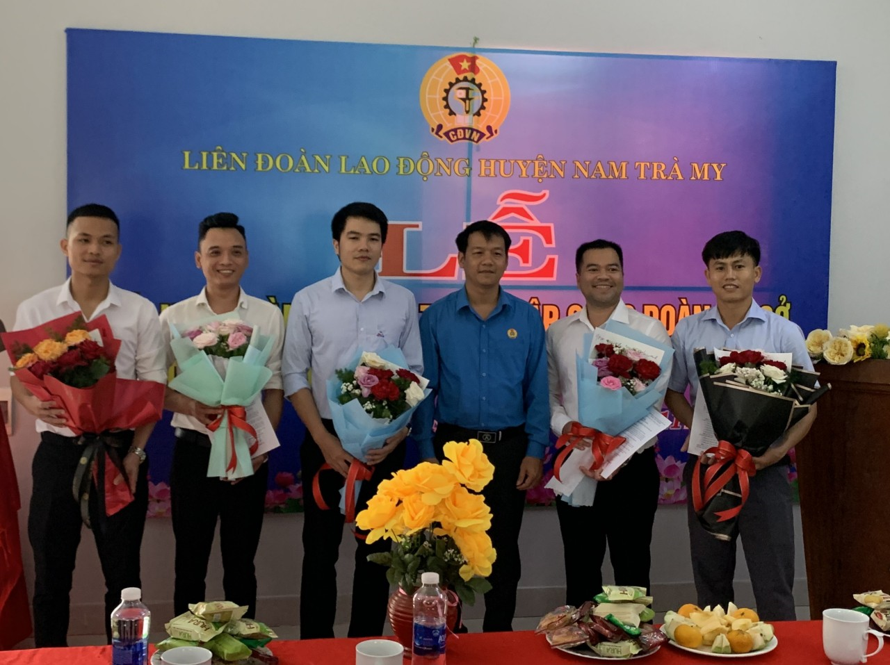 Đồng chí Nguyễn Mạnh Tài – Chủ tịch LĐLĐ huyện trao Quyết định tặng hoa BCH lâm thời.