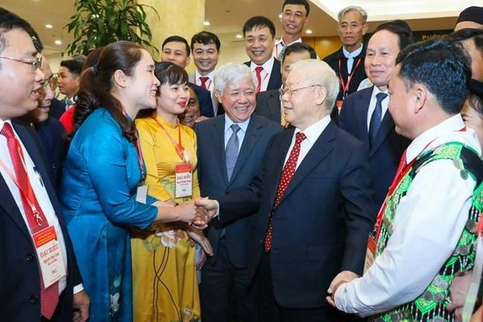 Tổng Bí thư Nguyễn Phú Trọng cùng đại biểu tham dự buổi gặp mặt 64 đại biểu đại diện cho đội ngũ cán bộ Mặt trận cơ sở tiêu biểu trong cả nước, tháng 11/2022. Ảnh: Quang Vinh