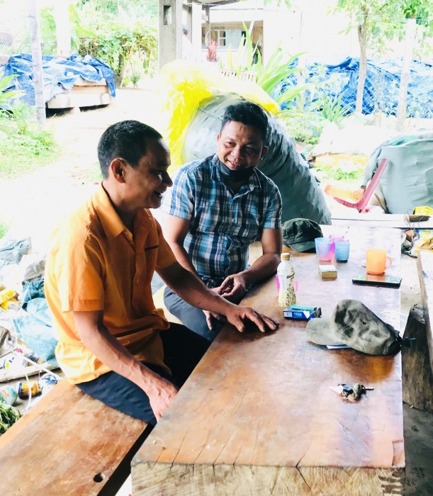 Đồng chí Nguyễn Văn Bình-HUV, Phó Chủ tịch Thường trực UBMTTQVN huyện trao đổi và định hướng cho các hộ đăng ký thoát nghèo