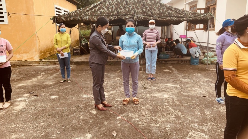 Đồng chí Nguyễn Thị Huệ - UVBTV, Trưởng Ban Dân vận - Chủ tịch UBMTTQVN huyện tặng quà động viên lực lượng phục vụ khu cách ly