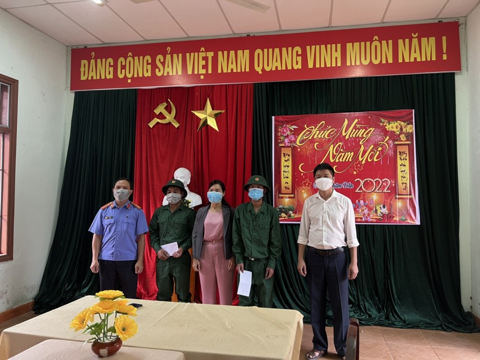 Đồng chí Nguyễn Thị Huệ - UVBTV, Trưởng Ban Dân vận, Chủ tịch UBMTTQVN huyện cùng các đồng chí lãnh đạo huyện thăm và tặng quà cho con em lên đường nhập ngũ năm 2022 trên địa bàn xã Trà Vinh