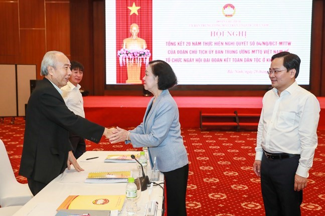 Bà Trương Thị Mai, Ủy viên Bộ Chính trị, Thường trực Ban Bí thư, Trưởng Ban Tổ chức Trung ương bắt tay đại biểu tham dự Hội nghị