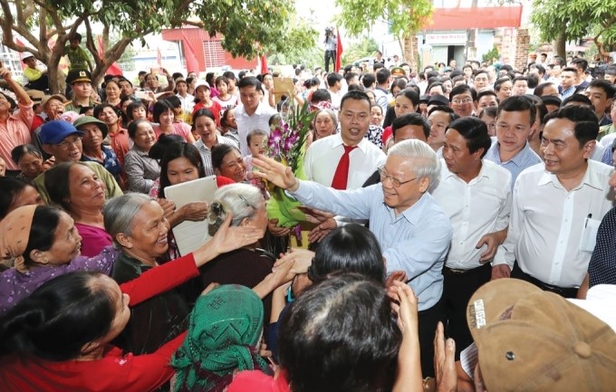 Tổng Bí thư Nguyễn Phú Trọng với nhân dân tại thôn Thượng Điện, xã Vinh Quang, huyện Vĩnh Bảo. Ảnh: Trí Dũng – TTXVN