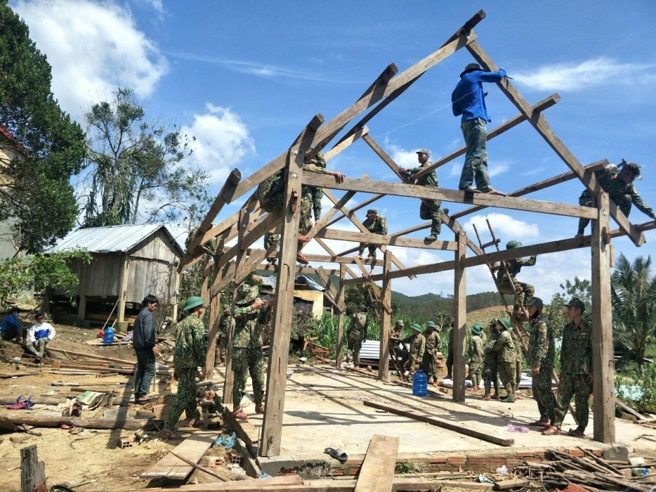 Cán bộ, chiến sĩ Bộ Chỉ huy Quân sự tỉnh Gia Lai giúp Nhân dân huyện Kbang dựng lại nhà sau bão (Ảnh: Công Tiến)