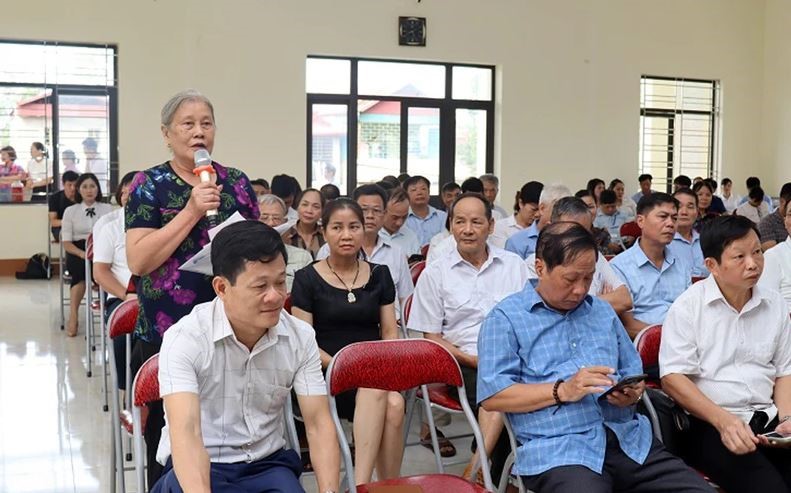 Đối thoại về giải quyết thủ tục hành chính về đất đai do Thành ủy, Ủy ban Mặt trận Tổ quốc thành phố Yên Bái, tỉnh Yên Bái tổ chức. (Ảnh MẠNH CƯỜNG)