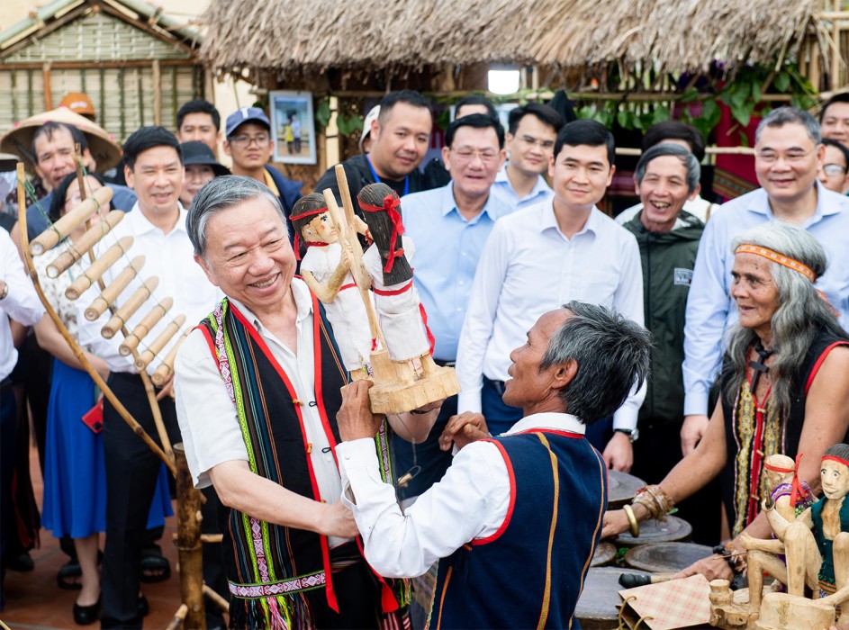 Đại tướng Tô Lâm, Ủy viên Bộ Chính trị, Bộ trưởng Bộ Công an dự Ngày hội Văn hoá, thể thao và du lịch các dân tộc vùng Tây Nguyên lần thứ I, năm 2023, ngày 29-11-2023 _Nguồn: baokontum.com.vn