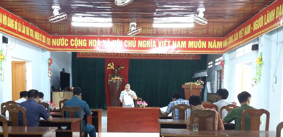 Đồng chí Hồ Thị Ngọc Huyền - UVBTV Đảng ủy, Chủ tịch UBMTTQVN xã Trà Dơn chủ trì hội nghị