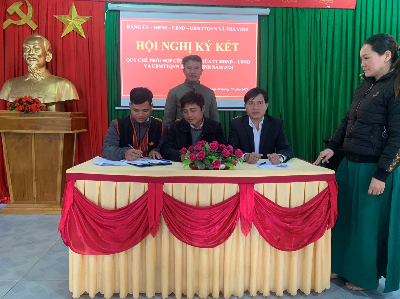 Quang cảnh Lễ ký kết chương trình phối hợp giữa Thường trực UBND xã và Ban Thường trực Ủy ban MTTQ Việt Nam xã Trà Vinh