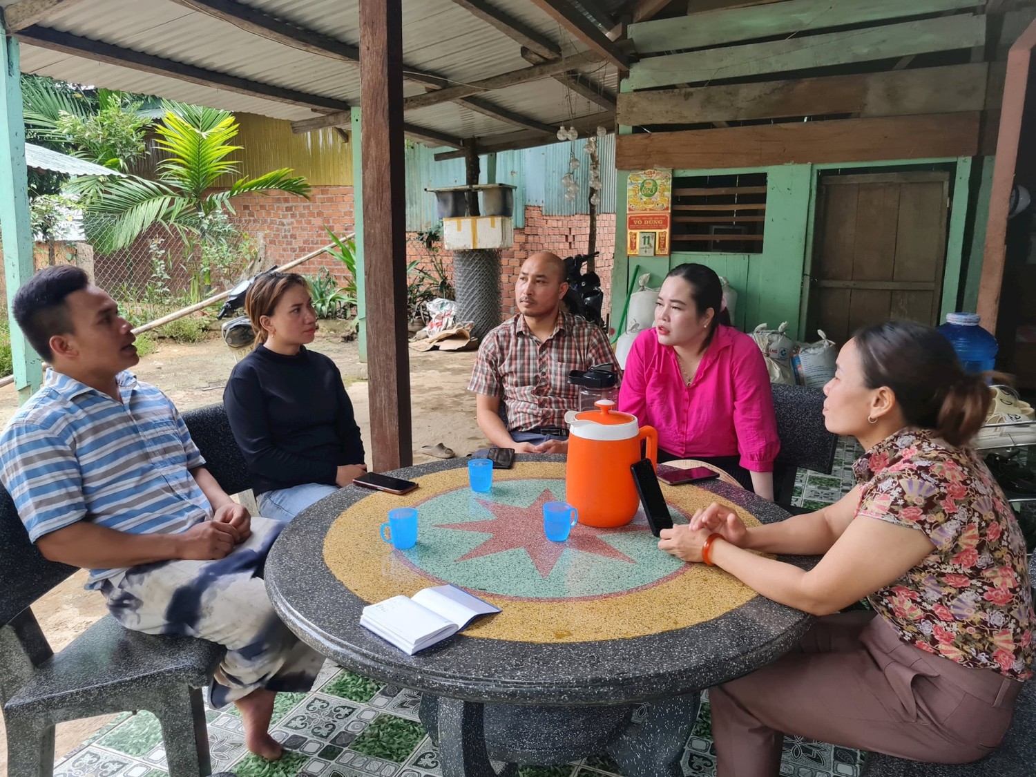 Cán bộ tuyển dụng tuyên truyền chính sách đi làm việc ở nước ngoài cho người dân thôn 4, xã Trà Cang. Ảnh: D.L