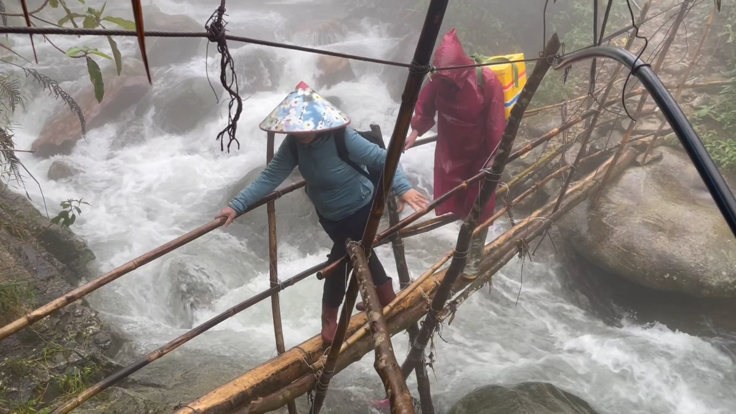 Băng rừng, vượt suối lên vườn sâm Ngọc Linh. Ảnh: THIỆN TÙNG