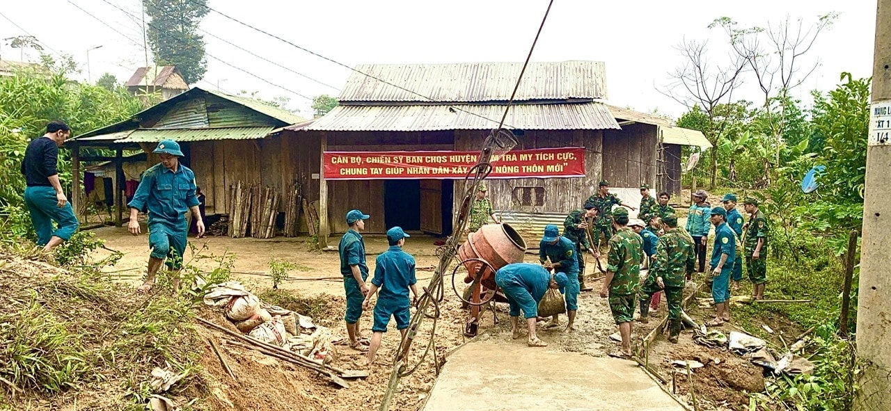 Ban CHQS huyện Nam Trà My giúp dân làm đường bê tông nông thôn tại xã Trà Vân