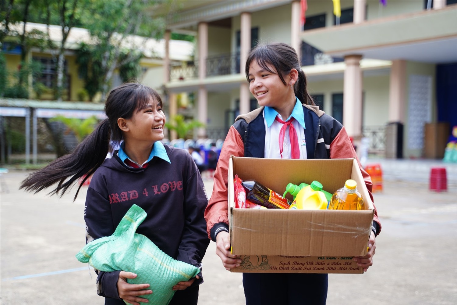 Học sinh đồng bào Ca Dong vui mừng khi nhận quà từ LSF. Ảnh: L.F