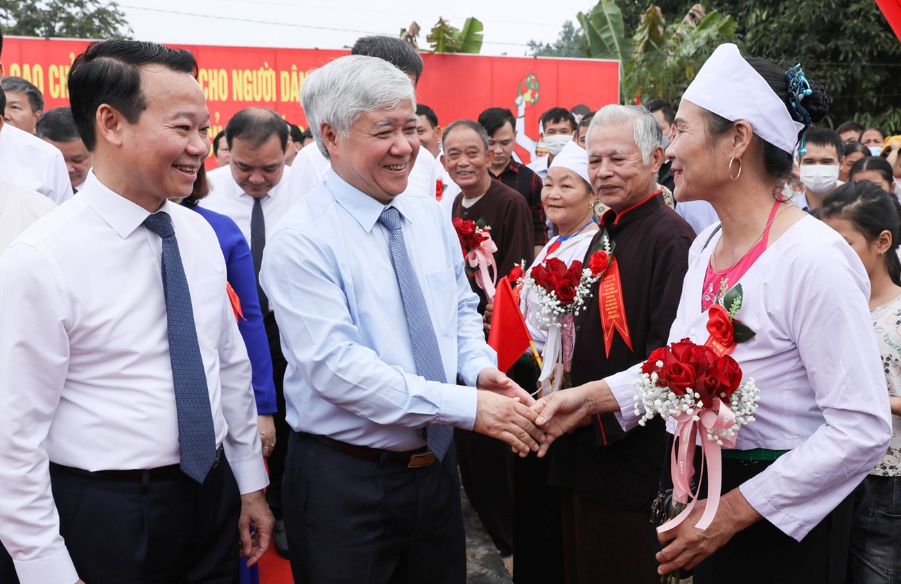 Bí thư Trung ương Đảng, Chủ tịch Ủy ban Trung ương Mặt trận Tổ quốc Việt Nam Đỗ Văn Chiến dự Lễ công bố xã Quy Mông, huyện Trấn Yên, tỉnh Yên Bái đạt chuẩn nông thôn mới nâng cao và chung vui Ngày hội Đại đoàn kết với đồng bào các dân tộc xã Quy Mông